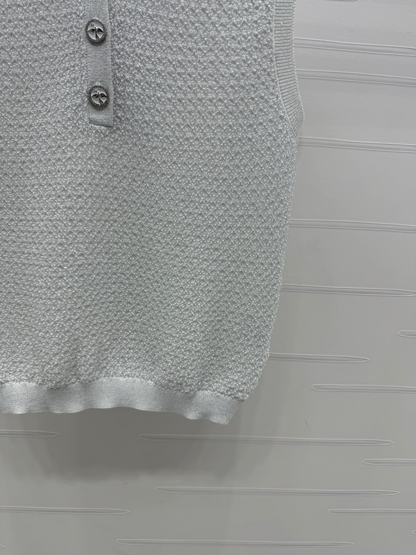 25 Sequined lapel knit undershirt