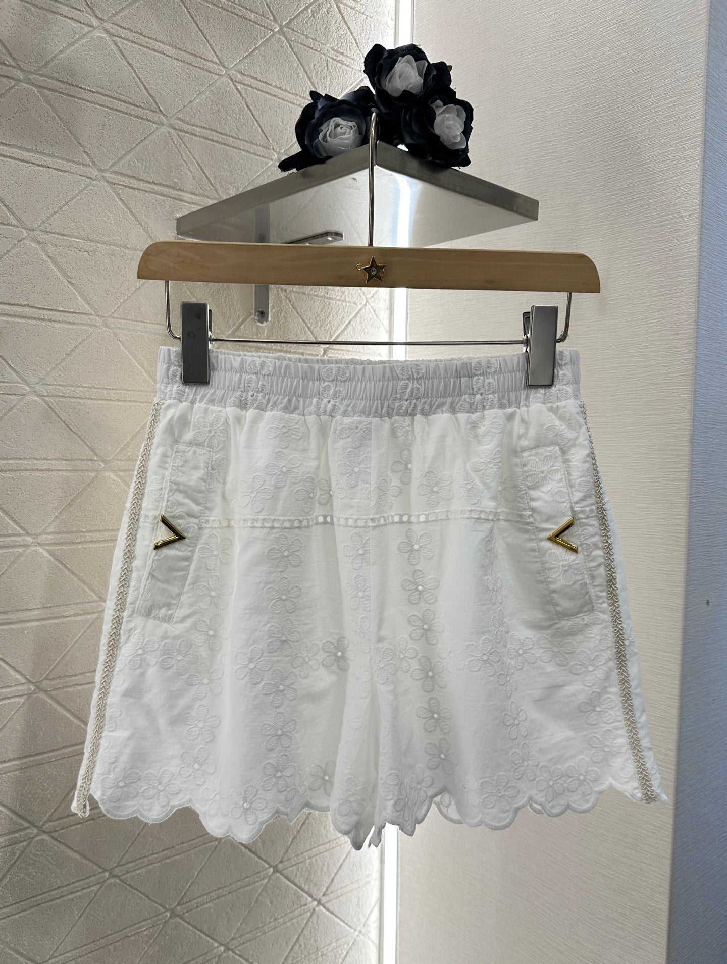 25cc Embroidered silhouette top and shorts set