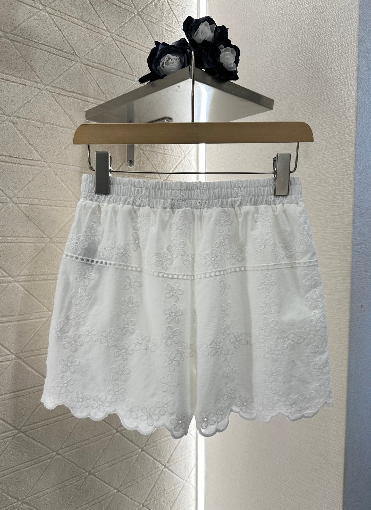 25cc Embroidered silhouette top and shorts set