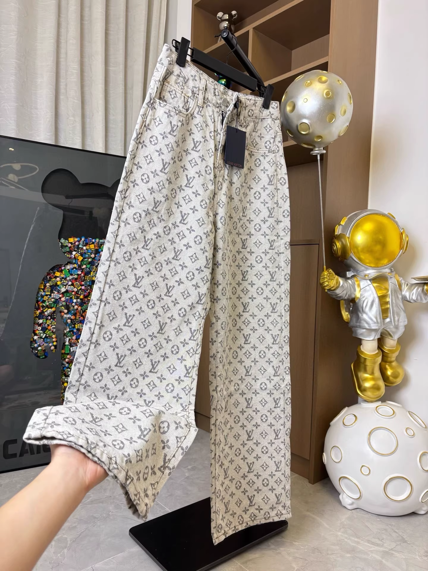 New early autumn straight jeans with printed monogram logo