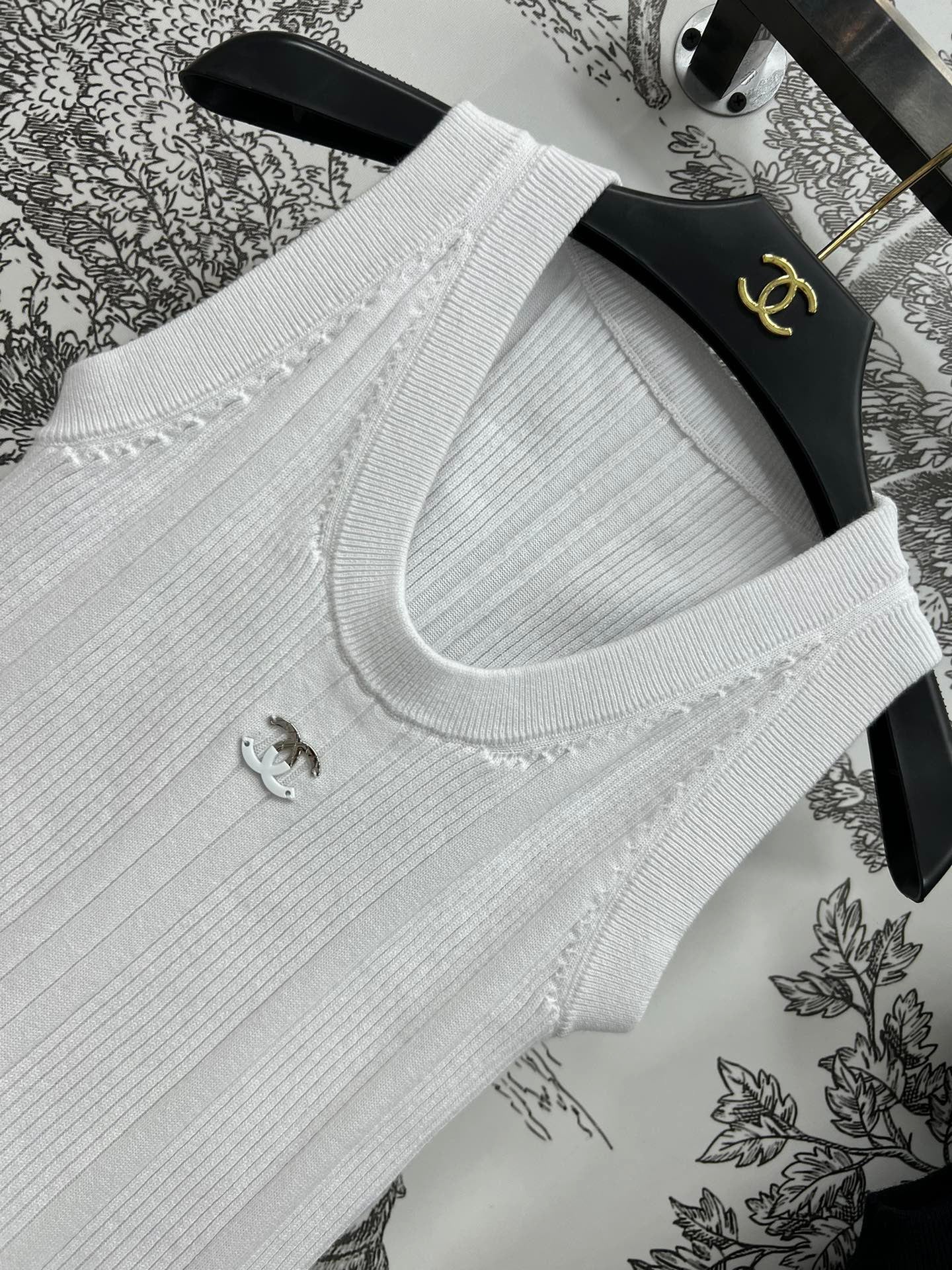logo-embellished knitted vest