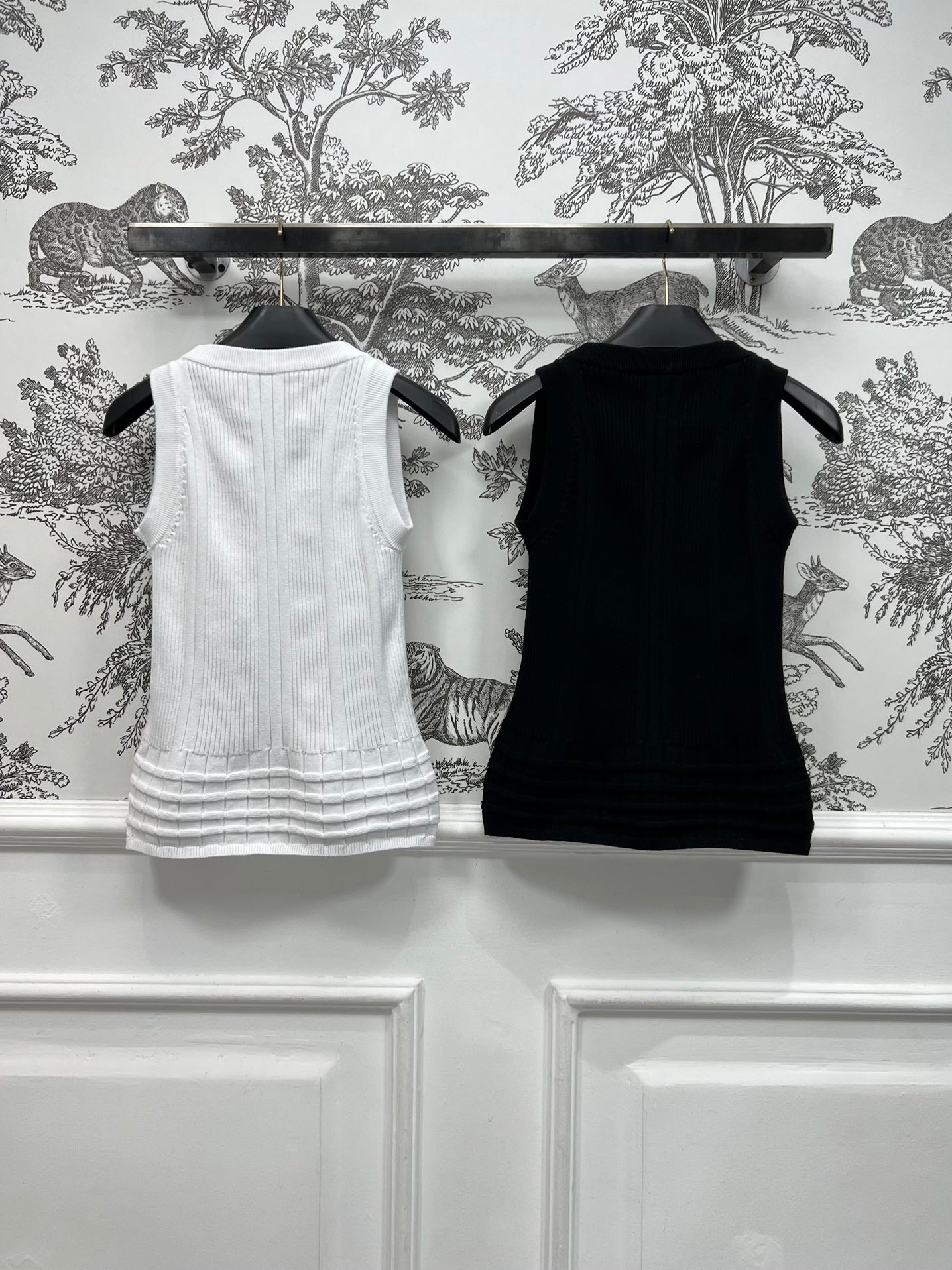 logo-embellished knitted vest