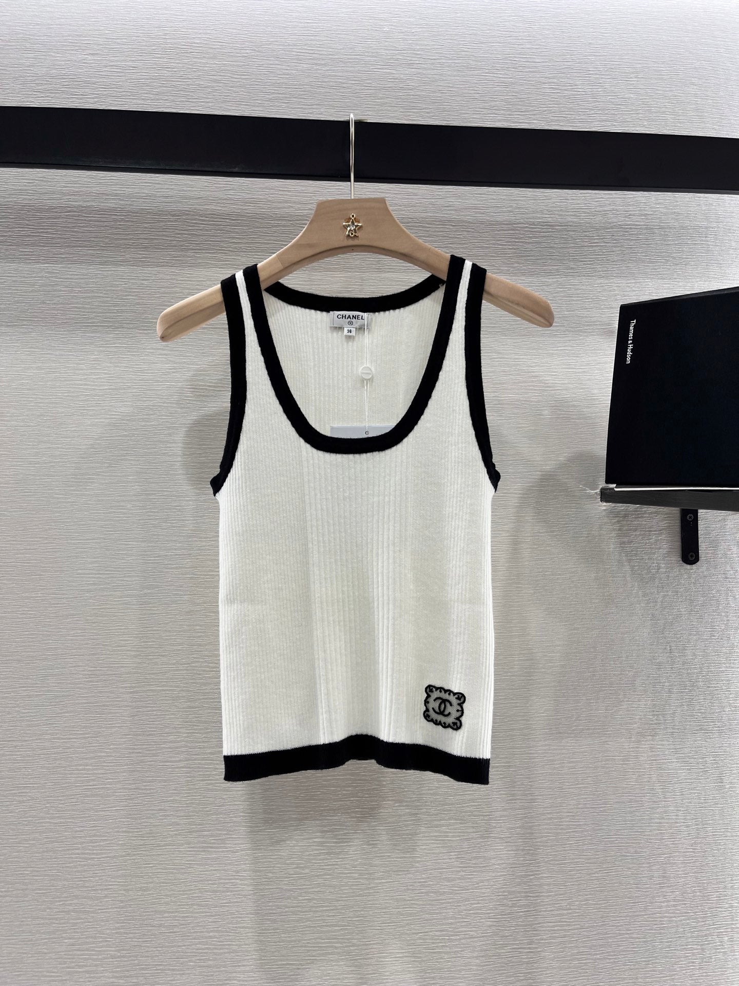 Panda color knitted vest