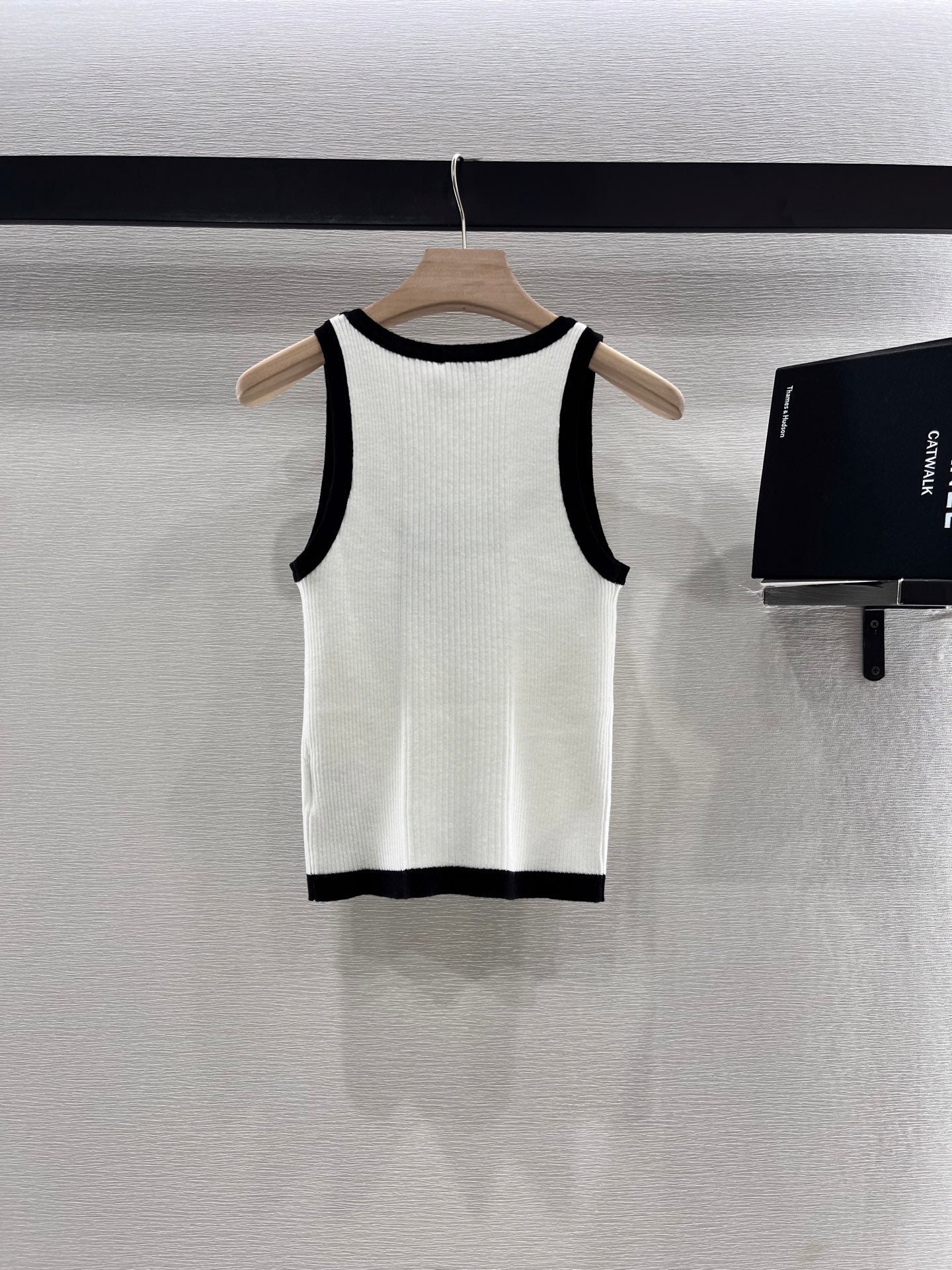 Panda color knitted vest