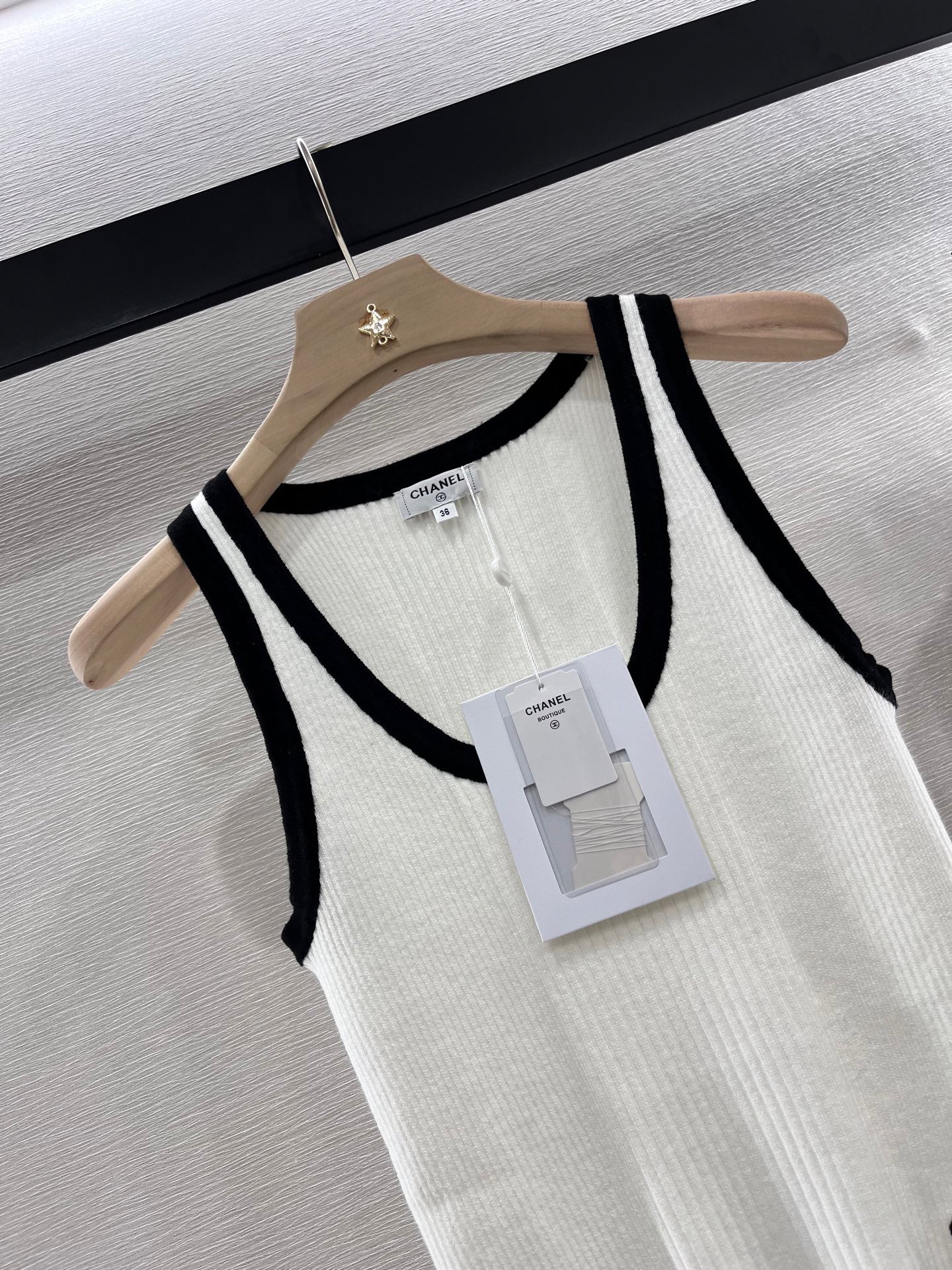 Panda color knitted vest