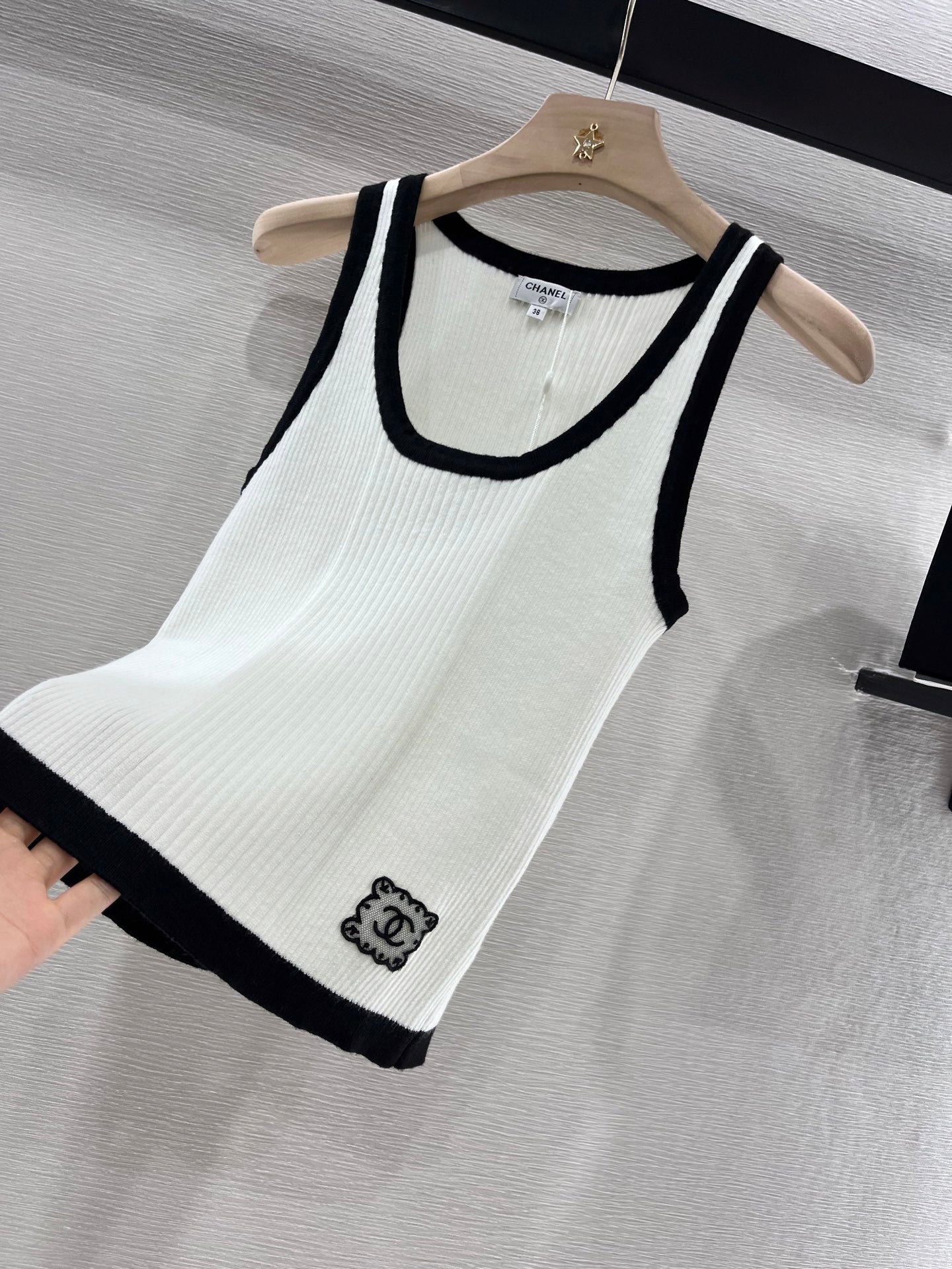 Panda color knitted vest