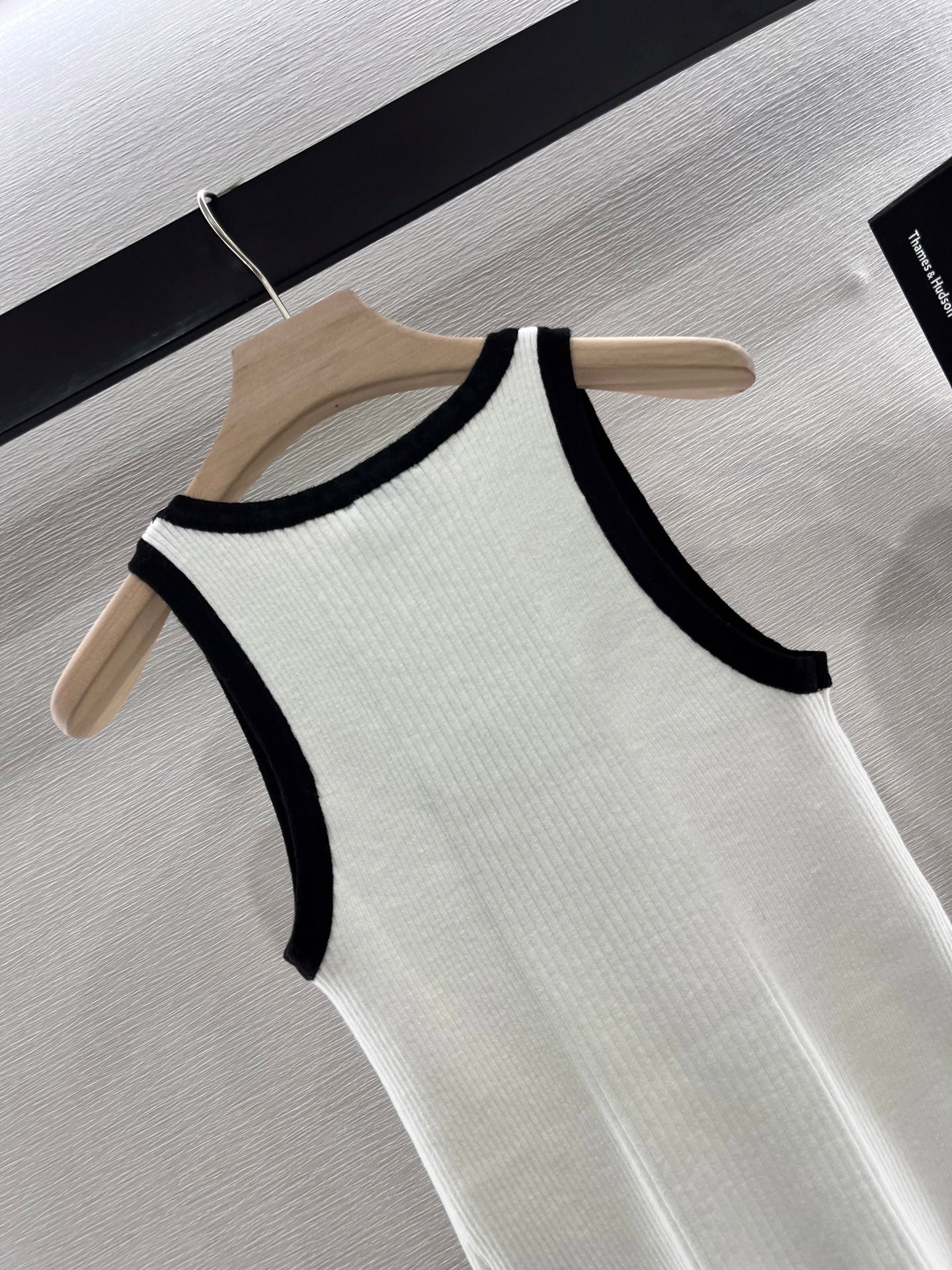 Panda color knitted vest