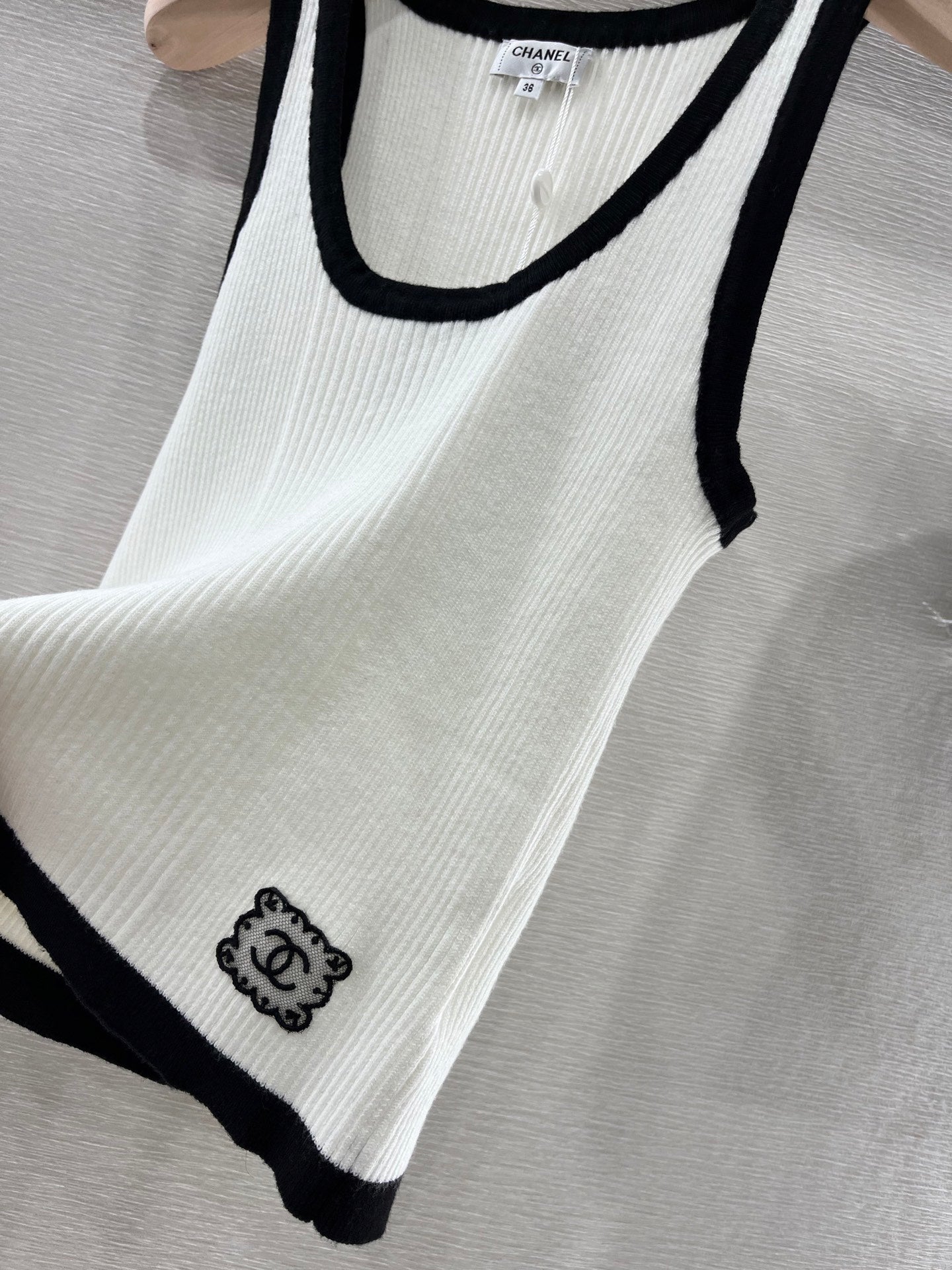 Panda color knitted vest