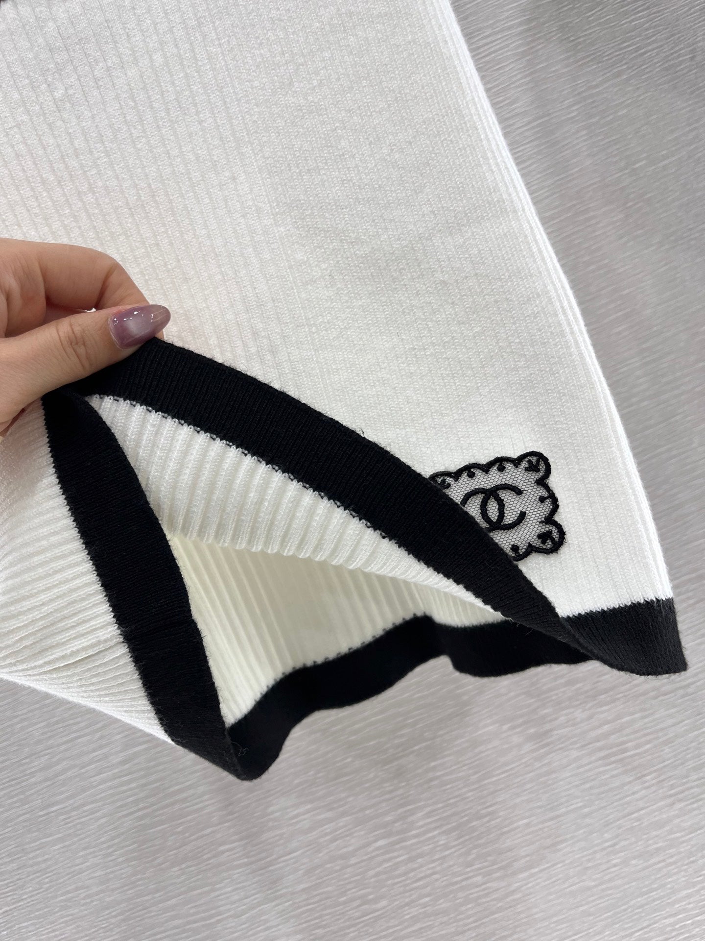Panda color knitted vest