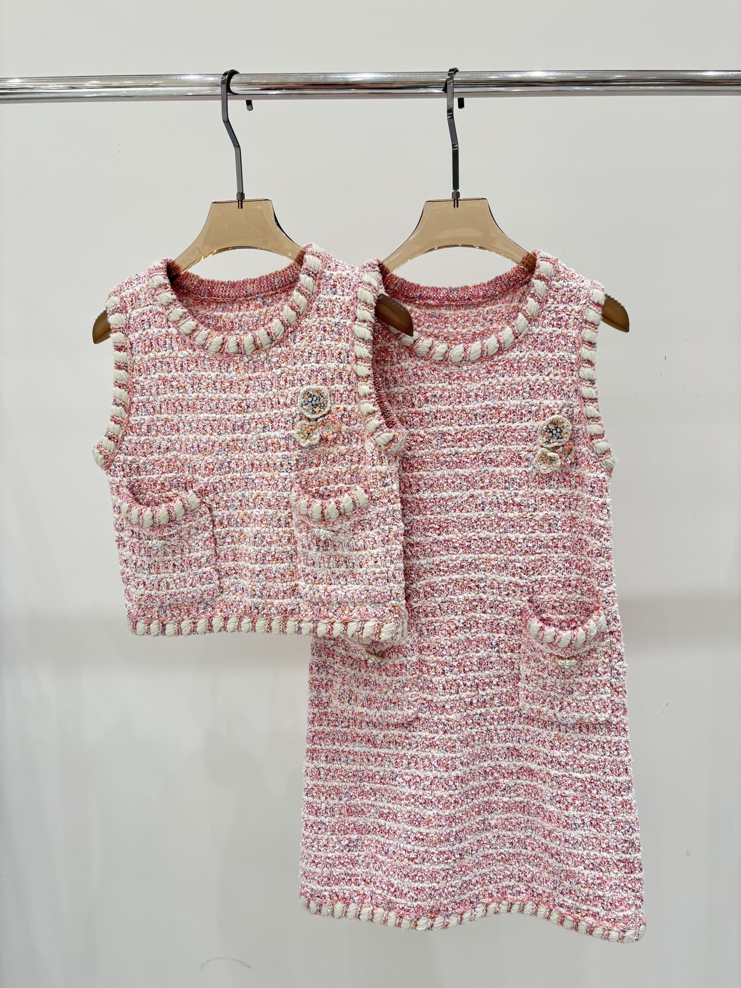 25 Early Spring New Round Neck Hand-beaded Tweed Heavy Knitted Vest + Dress