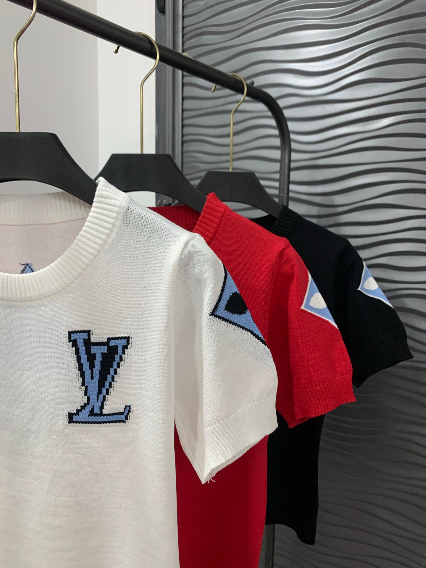 U-shaped knitted sweater