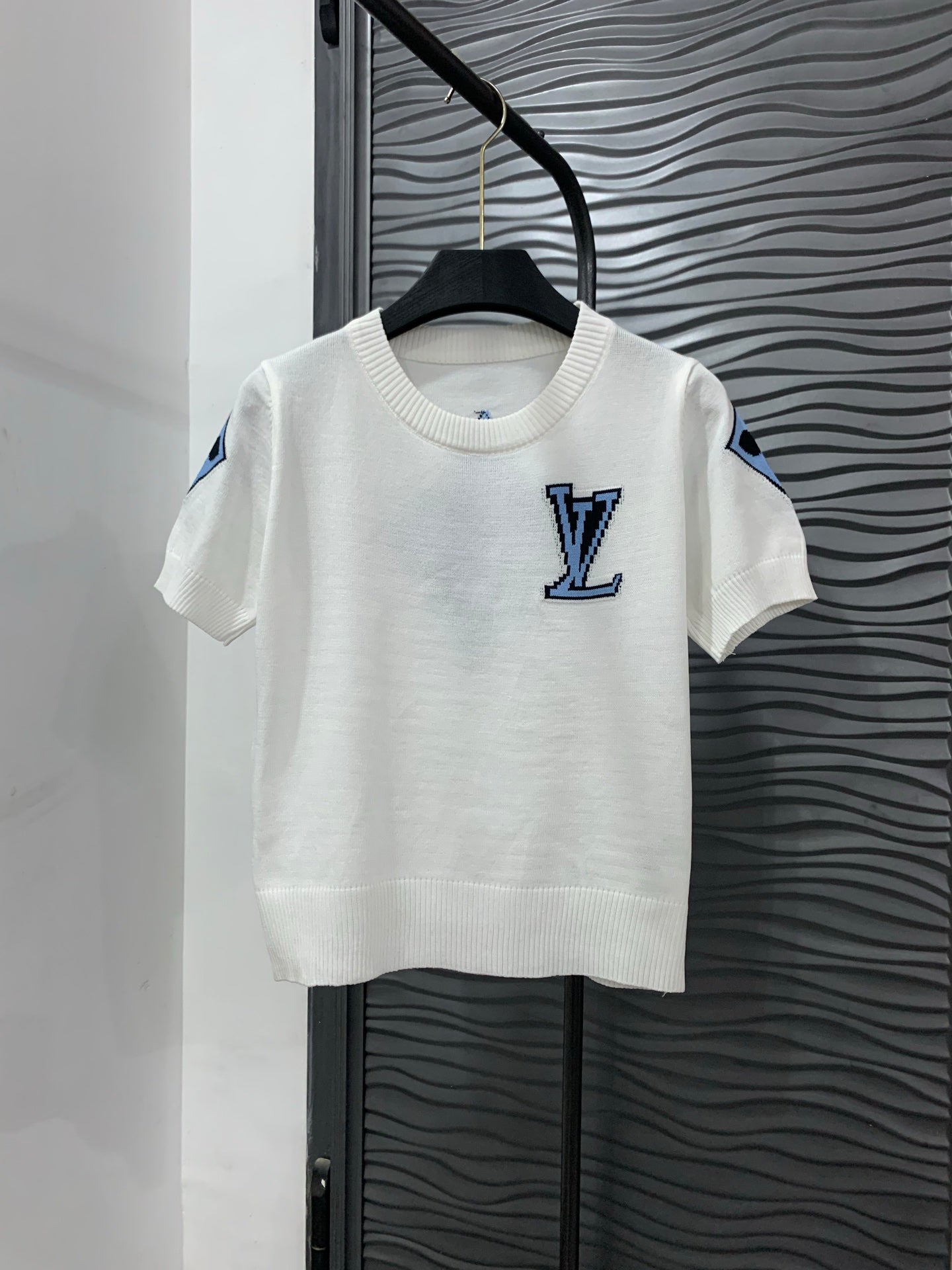 U-shaped knitted sweater