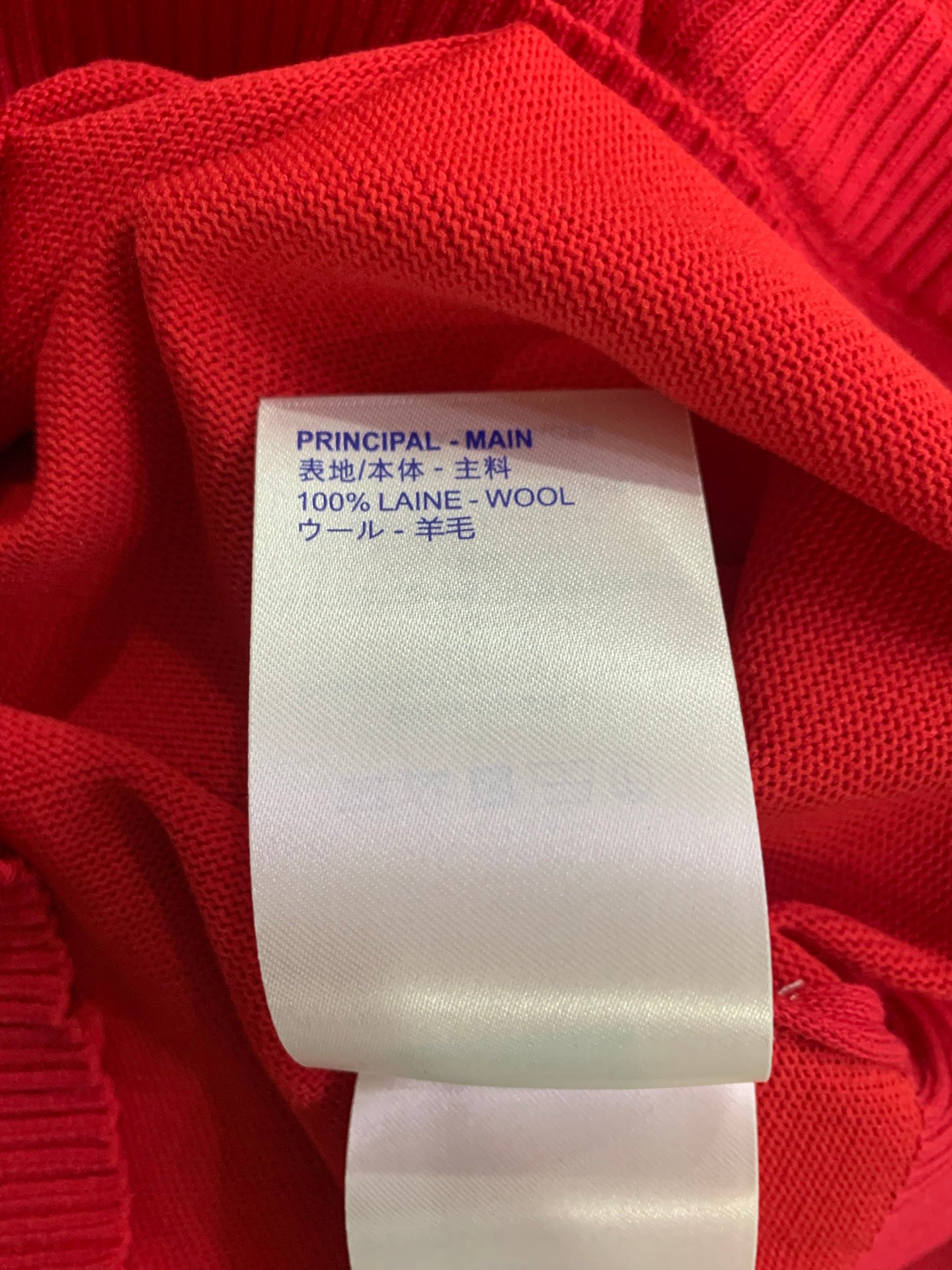 U-shaped knitted sweater