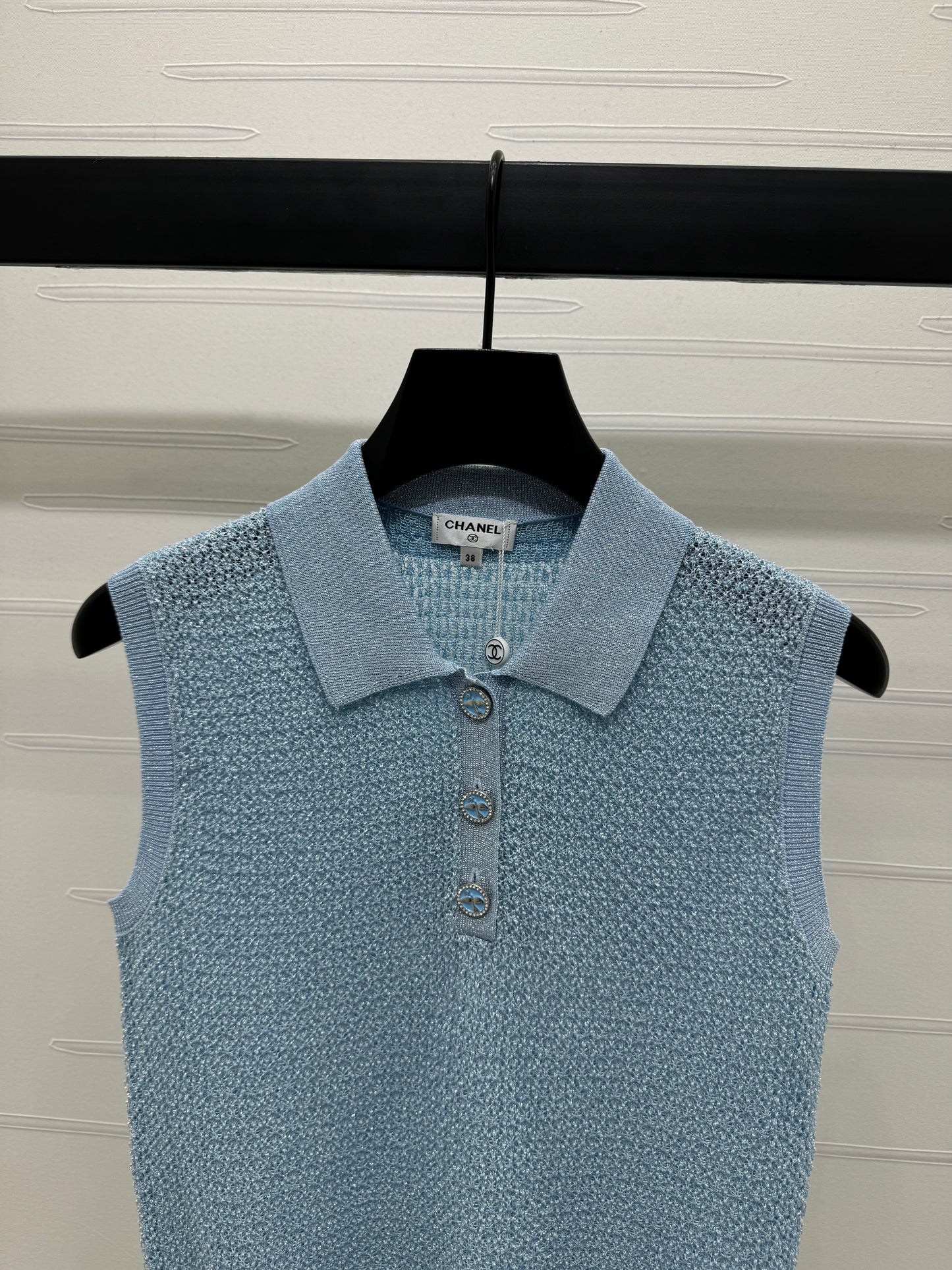 25 Sequined lapel knit undershirt
