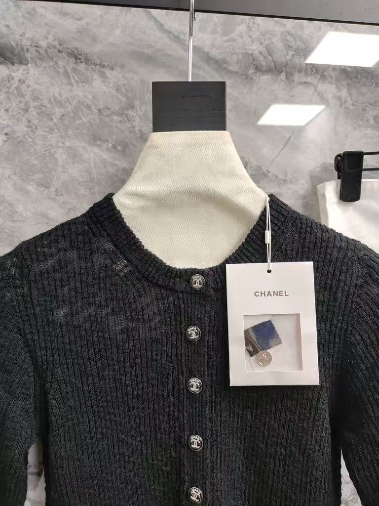 C 25 Crew neck logo button down short sleeve knit half cardigan