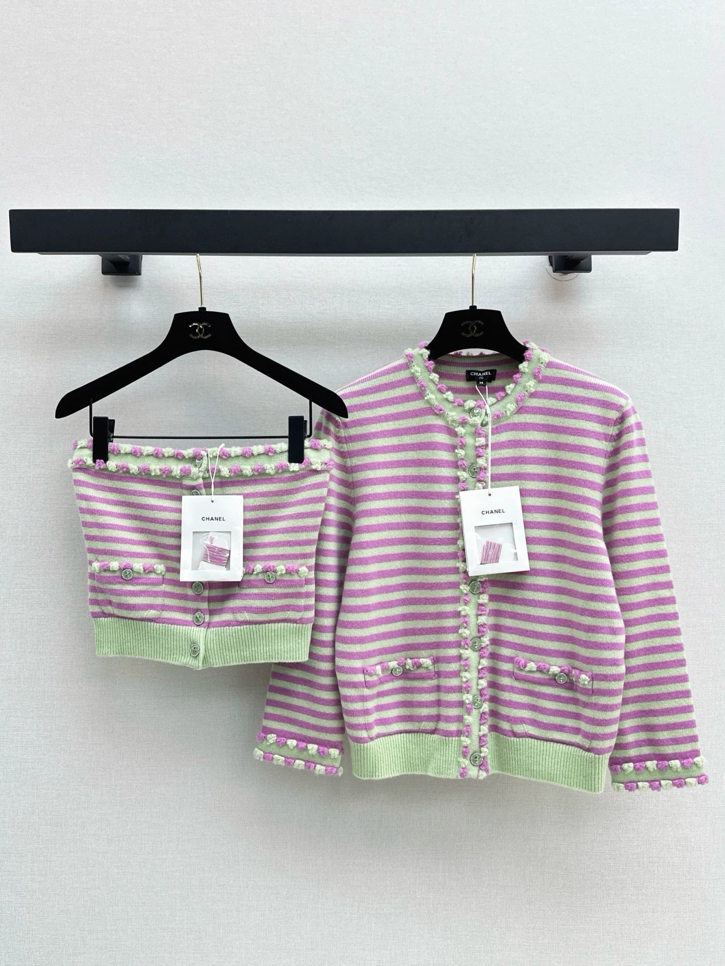25 Striped suit strapless+cardigan