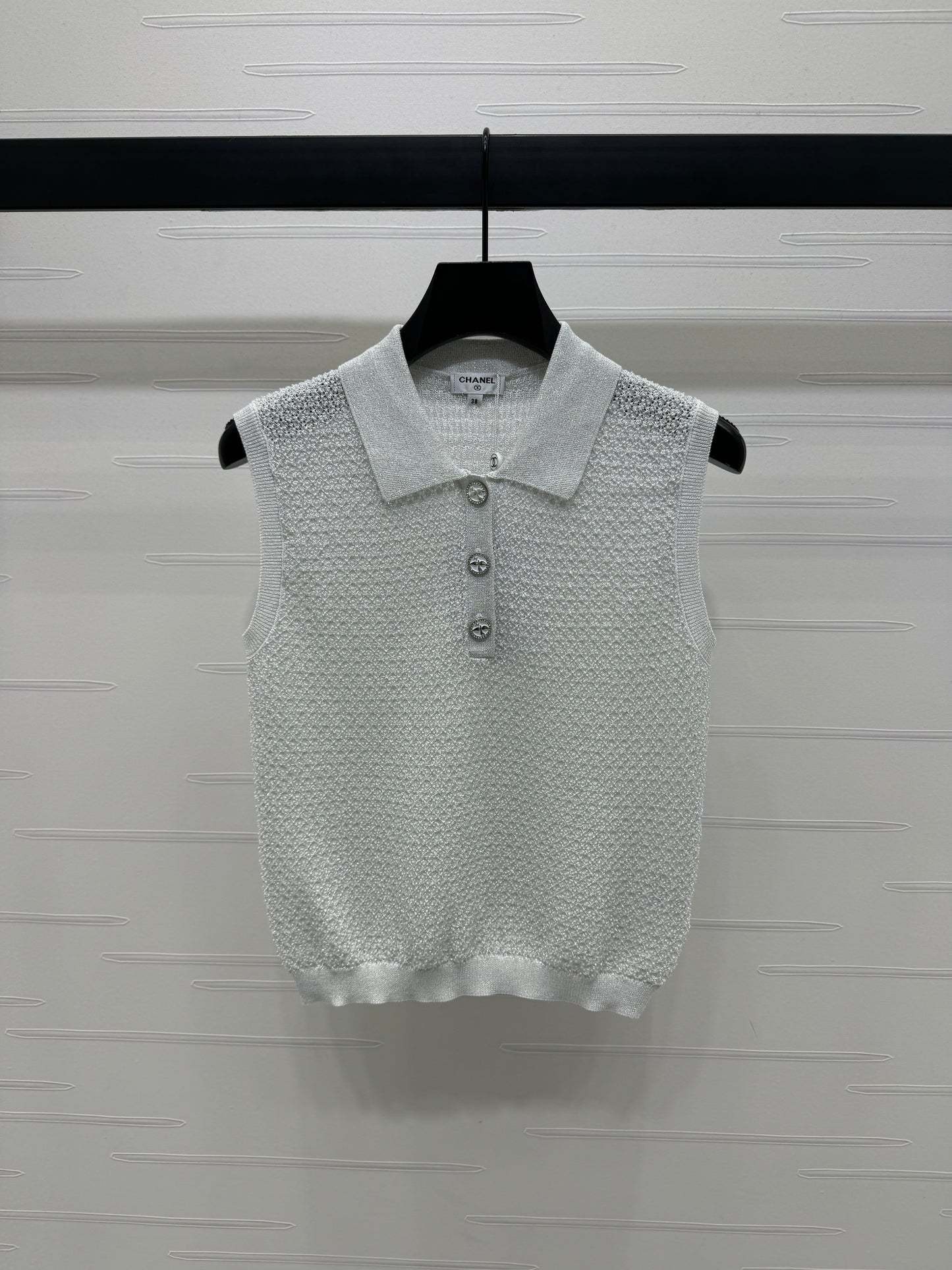 25 Sequined lapel knit undershirt