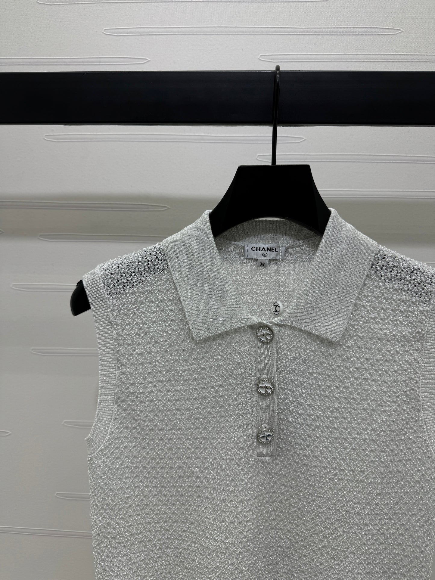 25 Sequined lapel knit undershirt