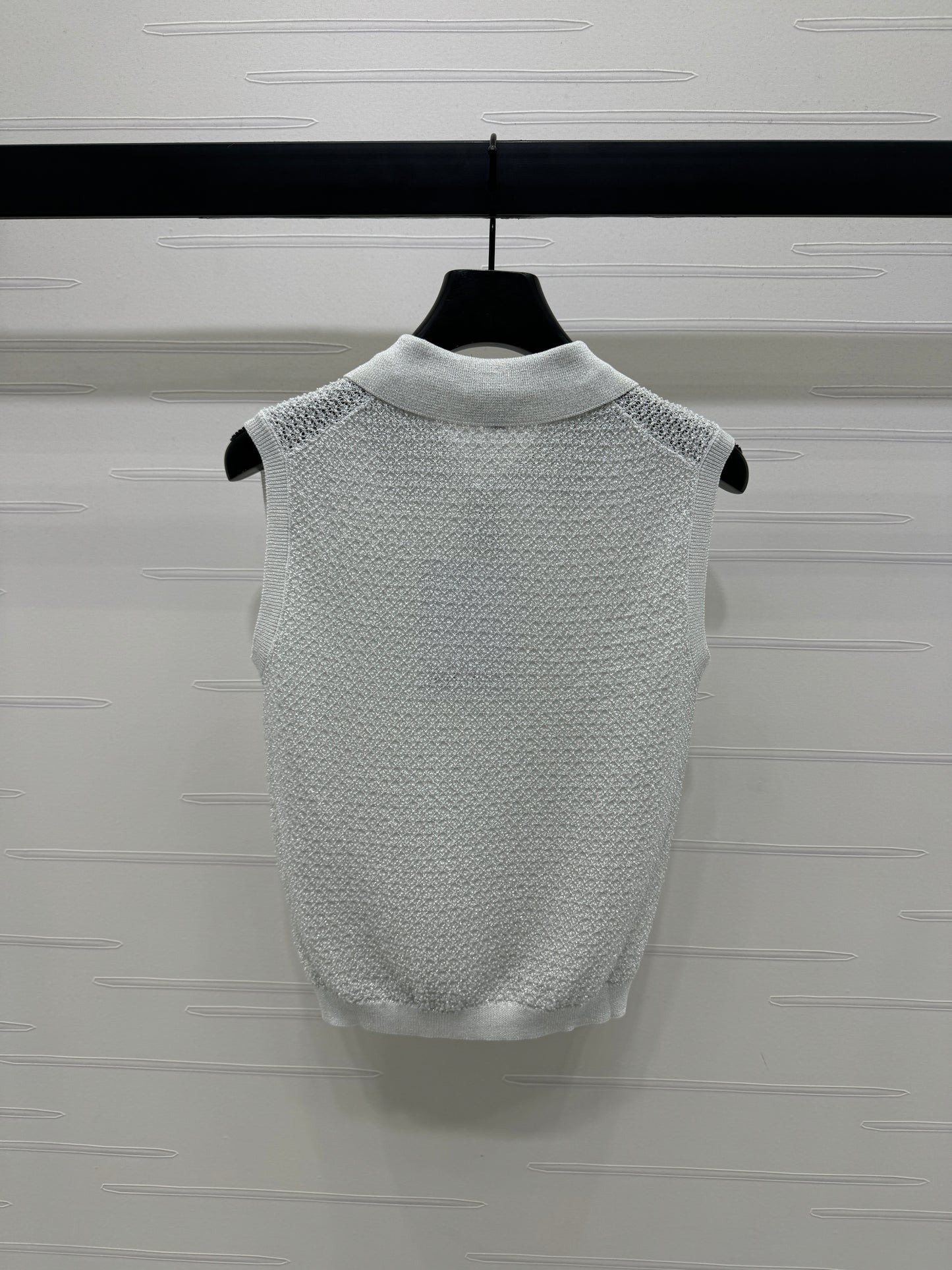 25 Sequined lapel knit undershirt