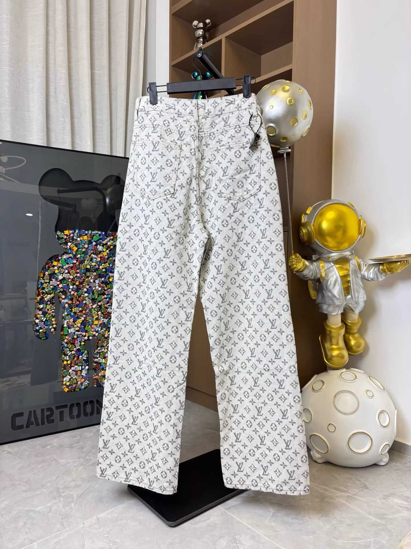 New early autumn straight jeans with printed monogram logo