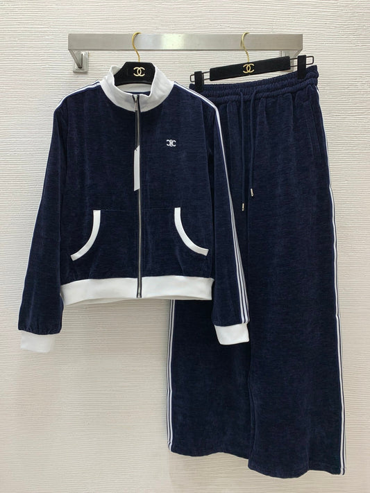 Small logo on the chest, zipper, stand collar, loose ➕ elastic waist, wide legs