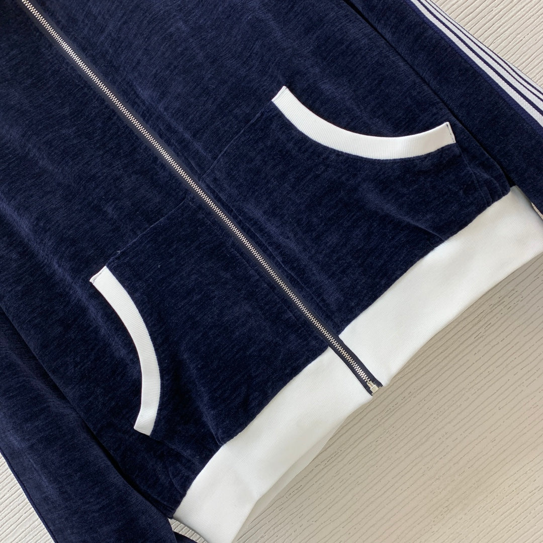 Small logo on the chest, zipper, stand collar, loose ➕ elastic waist, wide legs