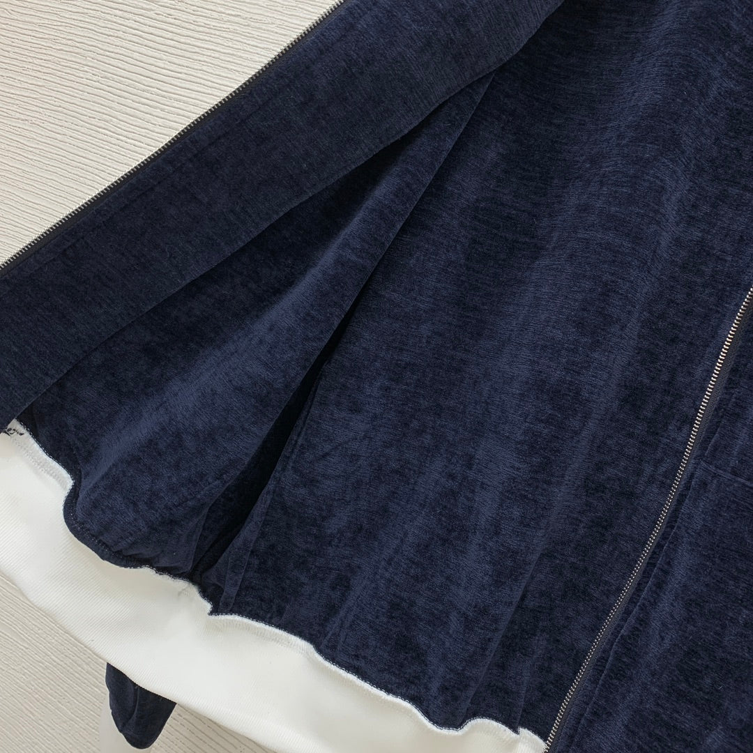 Small logo on the chest, zipper, stand collar, loose ➕ elastic waist, wide legs