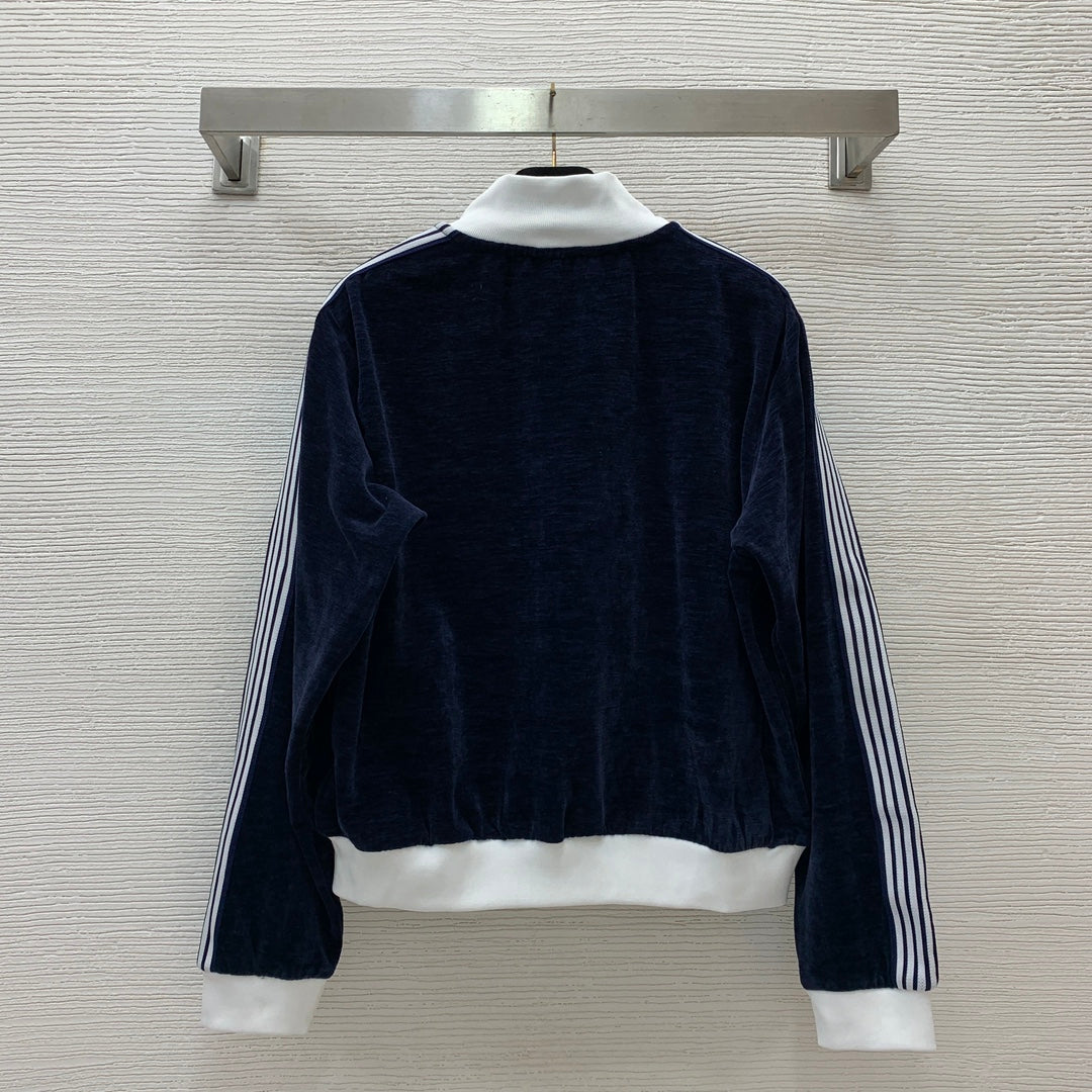 Small logo on the chest, zipper, stand collar, loose ➕ elastic waist, wide legs