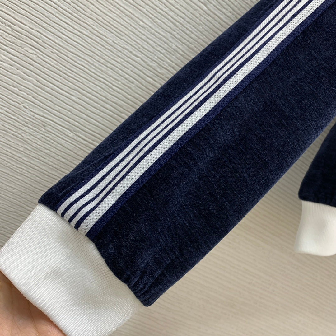 Small logo on the chest, zipper, stand collar, loose ➕ elastic waist, wide legs