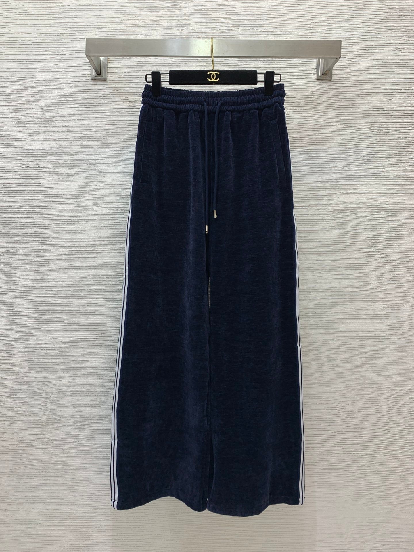 Small logo on the chest, zipper, stand collar, loose ➕ elastic waist, wide legs