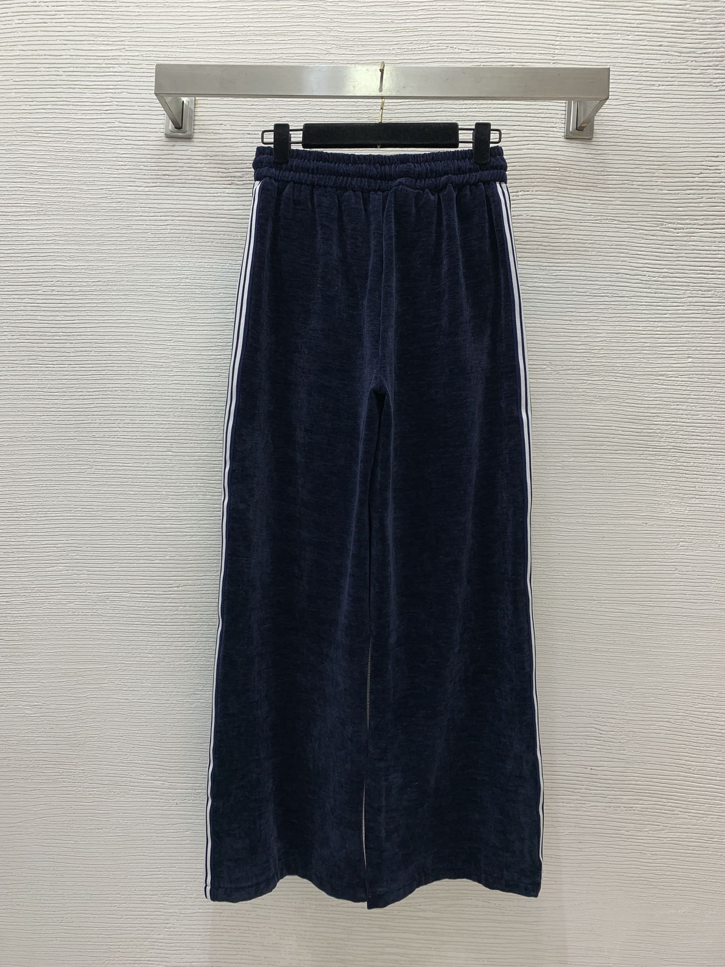 Small logo on the chest, zipper, stand collar, loose ➕ elastic waist, wide legs