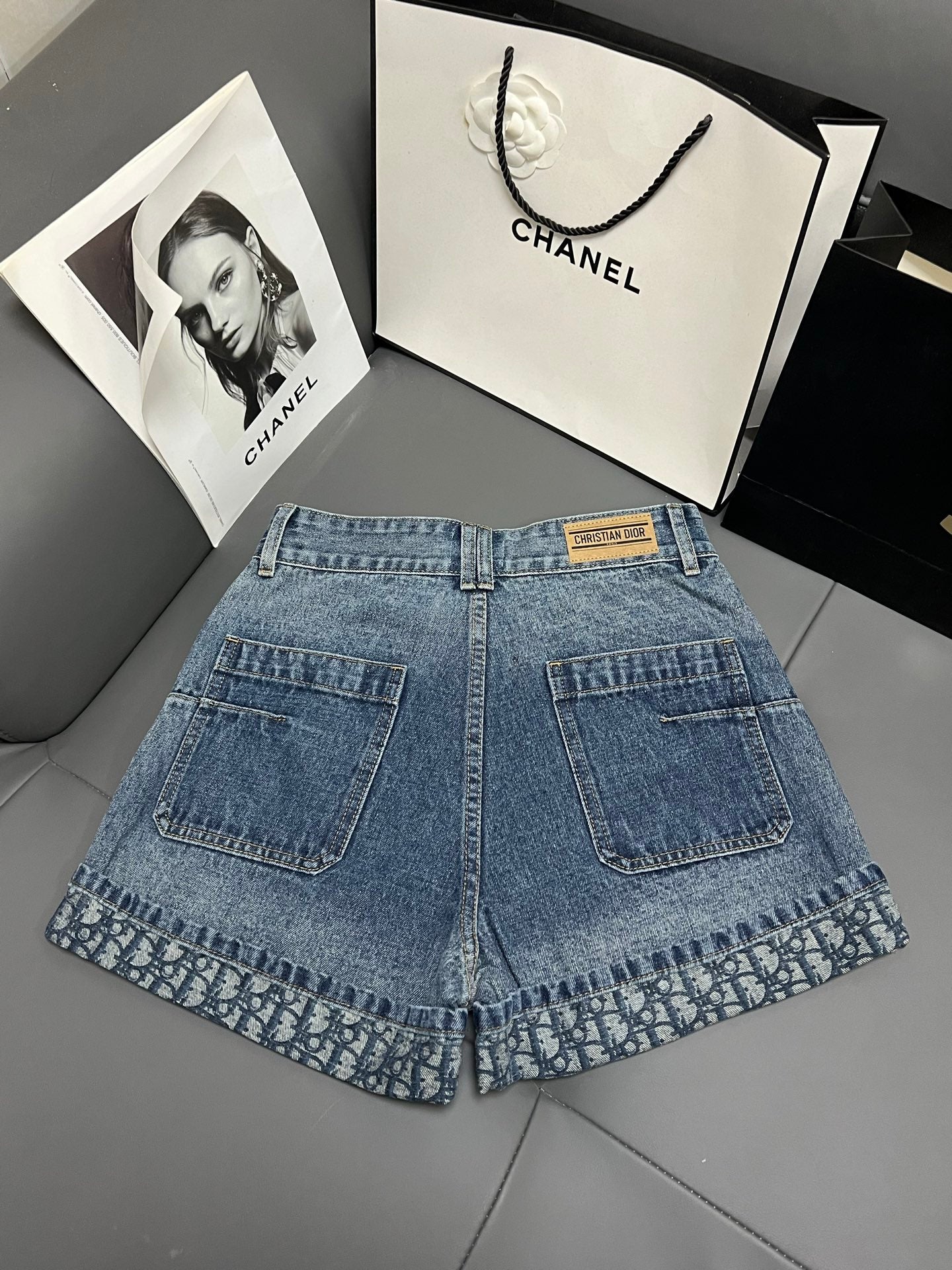 Gradient print rolled hem denim shorts
