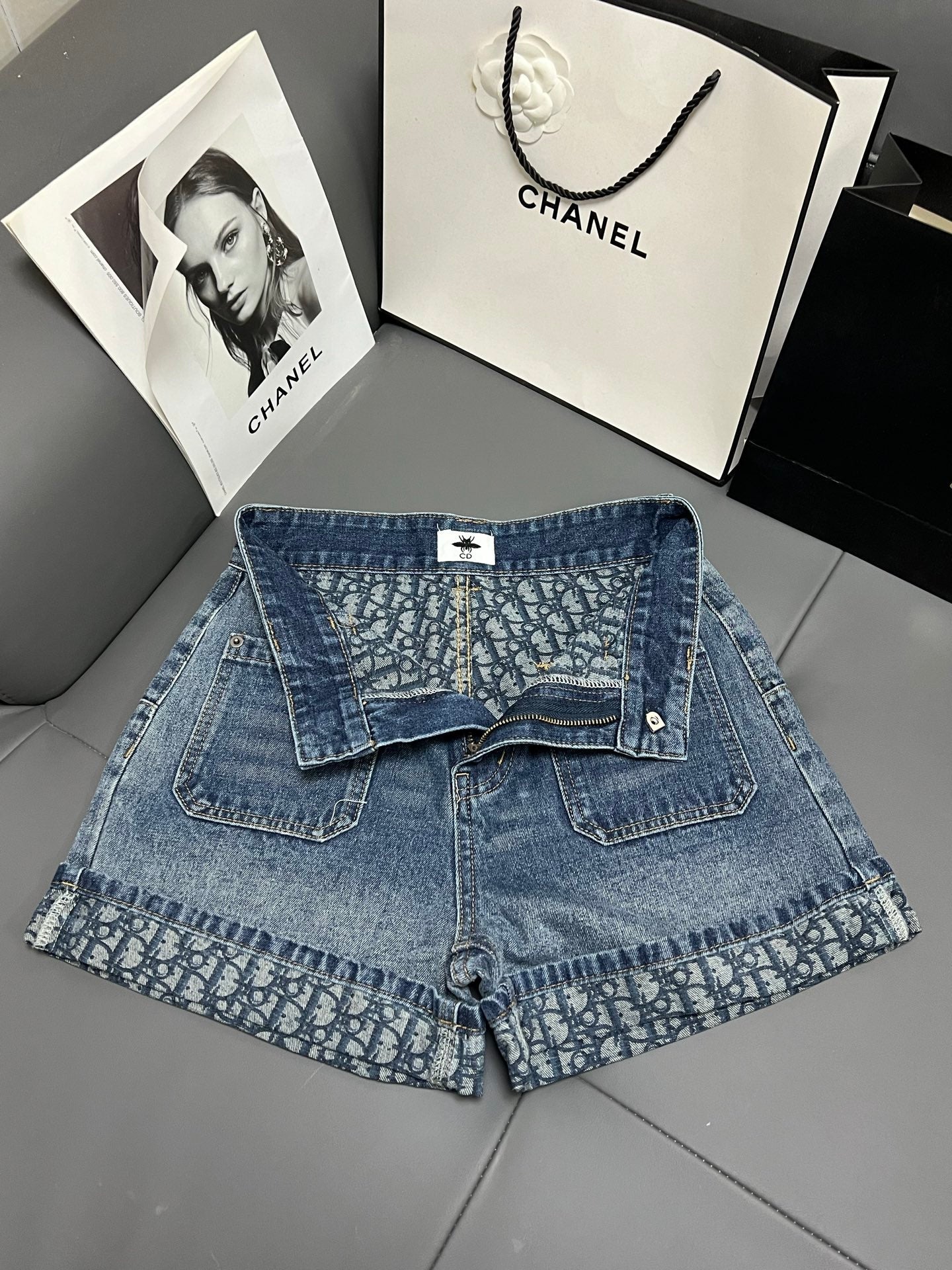 Gradient print rolled hem denim shorts