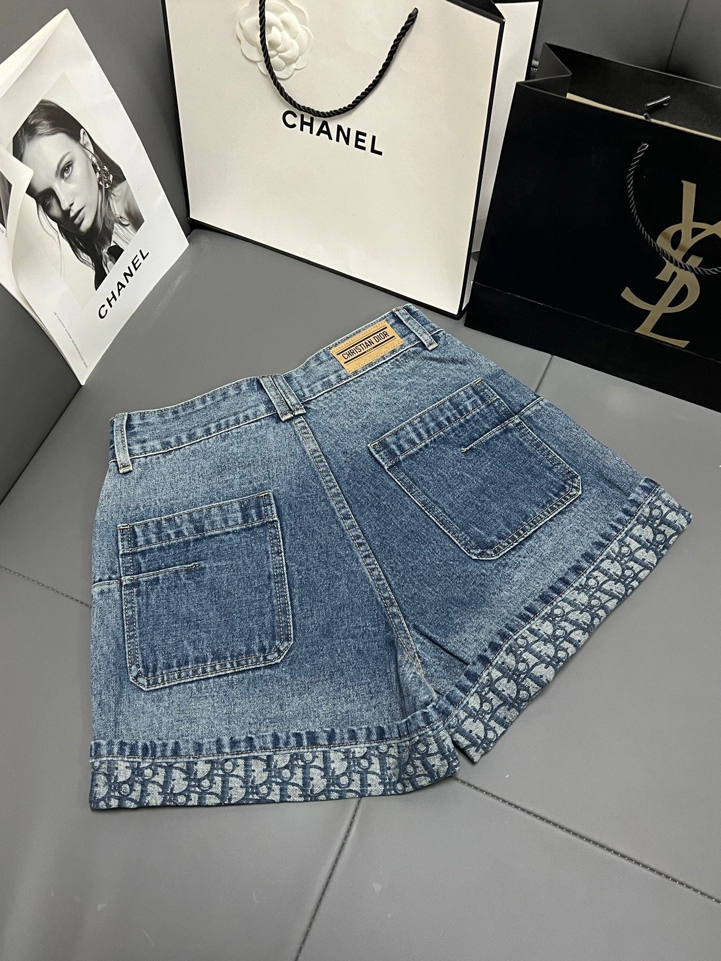Gradient print rolled hem denim shorts