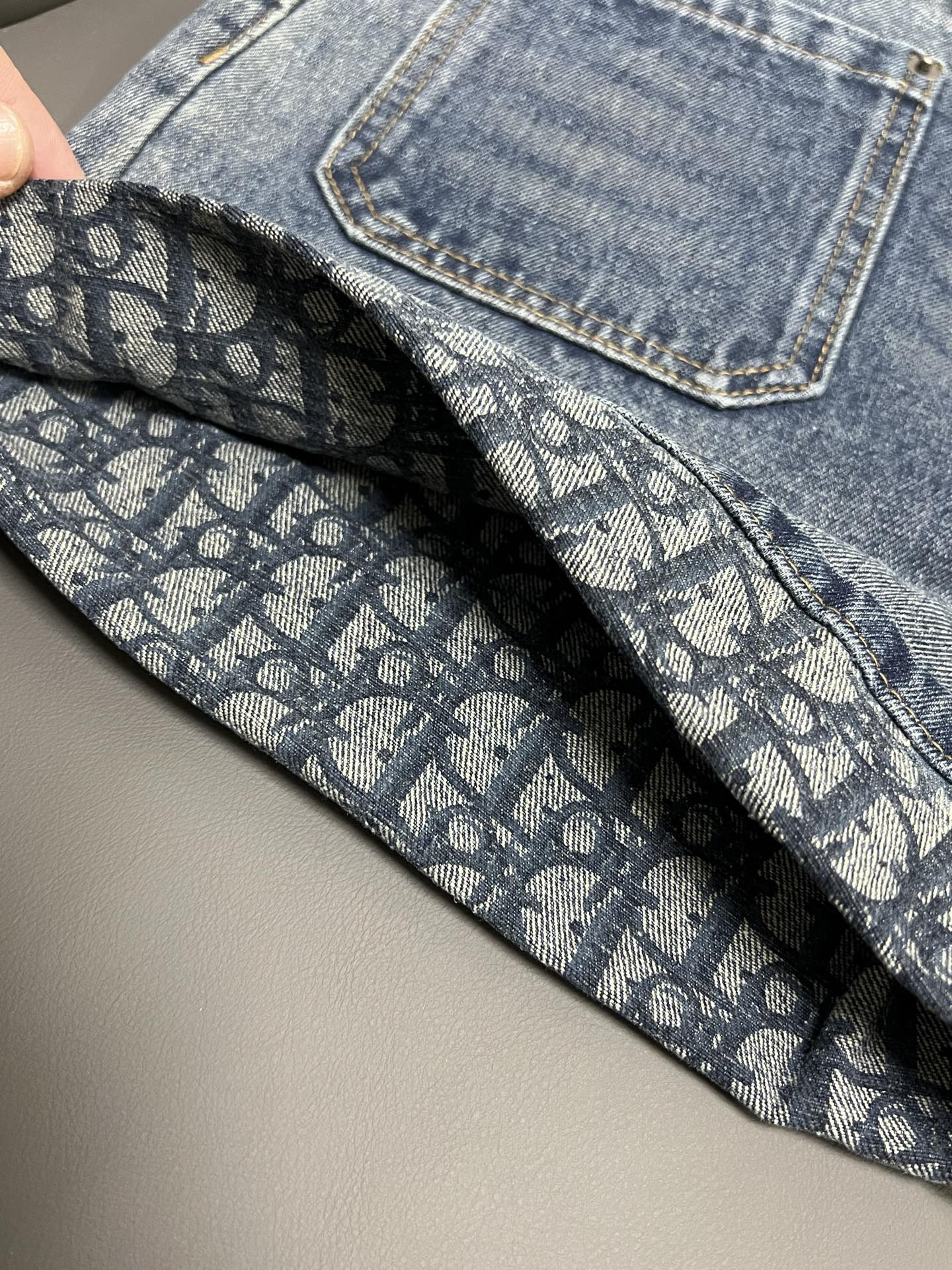 Gradient print rolled hem denim shorts