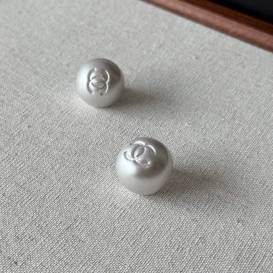 C Small pearl earrings