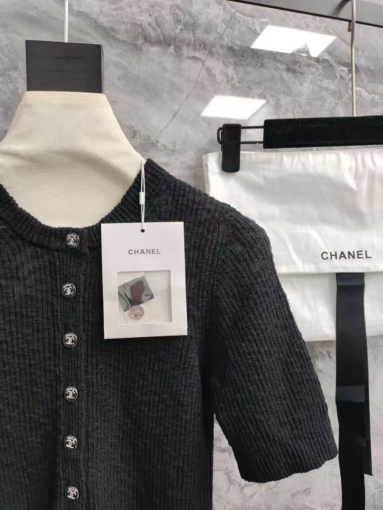 C 25 Crew neck logo button down short sleeve knit half cardigan